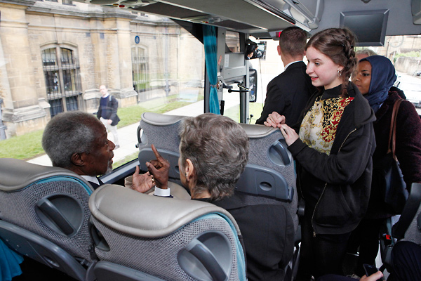 Kofi Annan on the bus speaking to young people