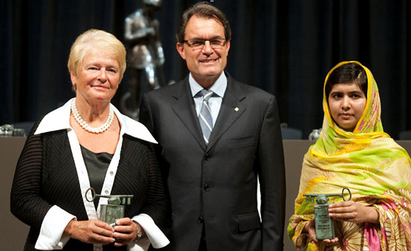 Gro Harlem Brundtland receiving the Catalonia Prize alongside Malala Yousafzai