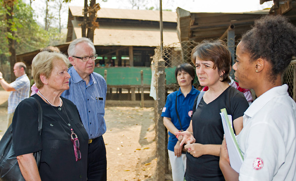 Gro Harlem Brundtland and Martti Ahtsaari meet staff from PU-AMI at a hospital in Mae La refugee camp.