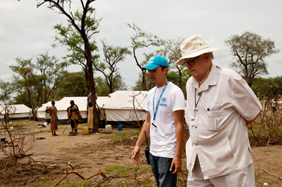 Martti Ahtisaari with a UNHCR representative at Yusuf Batil refugee camp in South Sudan