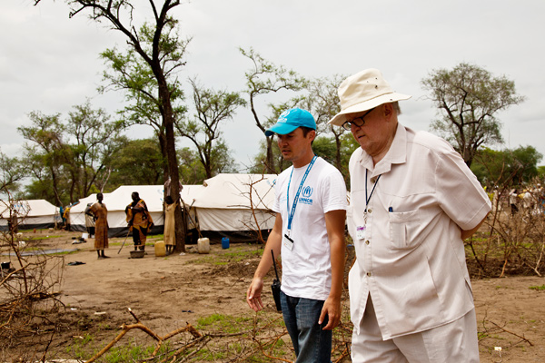 Martti Ahtisaari with a humanitarian worker at Yusuf Batil refugee camp in South Sudan