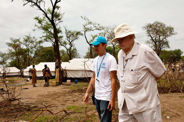 Martti Ahtisaari with a representative from UNHCR at Yusuf Batil refugee camp
