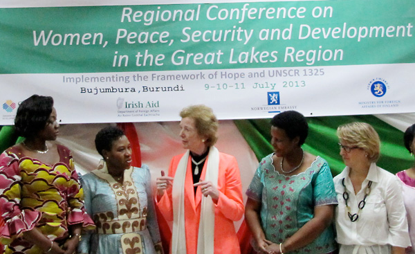 Mary Robinson en discussion avec des participantes à la conférence.