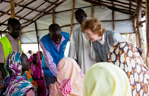 Mary Robinson speaking with young women at Yusuf Batil refugee camp, South Sudan