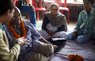 Desmond Tutu and Ela Bhatt at the Jagriti project, Bihar, India