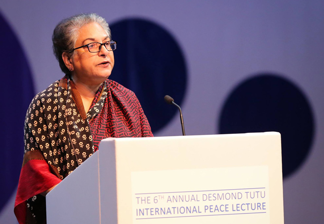 Hina Jilani delivers the 6th Annual Desmond Tutu Peace Lecture in October 2016 (Credit: Desmond and Leah Tutu Legacy Foundation / Sumaya Hisham)